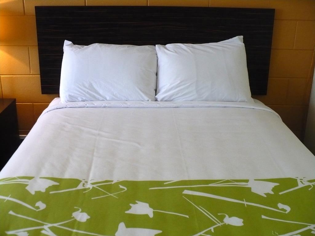 Westgate Inn Portage la Prairie Room photo
