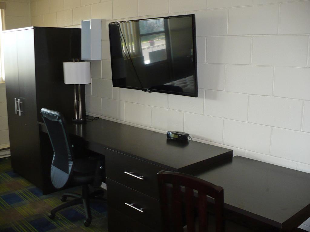 Westgate Inn Portage la Prairie Room photo
